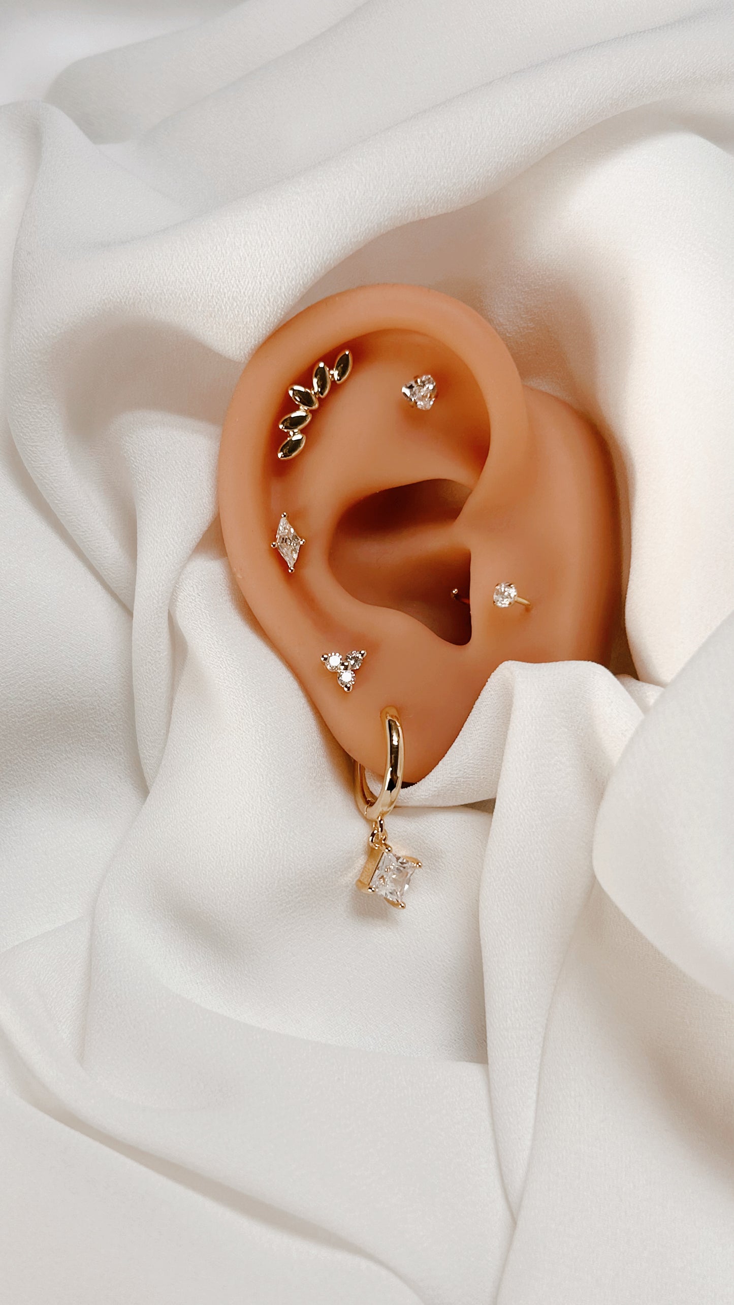 Gold Cubic Zirconia Nose Stud | Broquel de Nariz Dorado con Circonia (1)