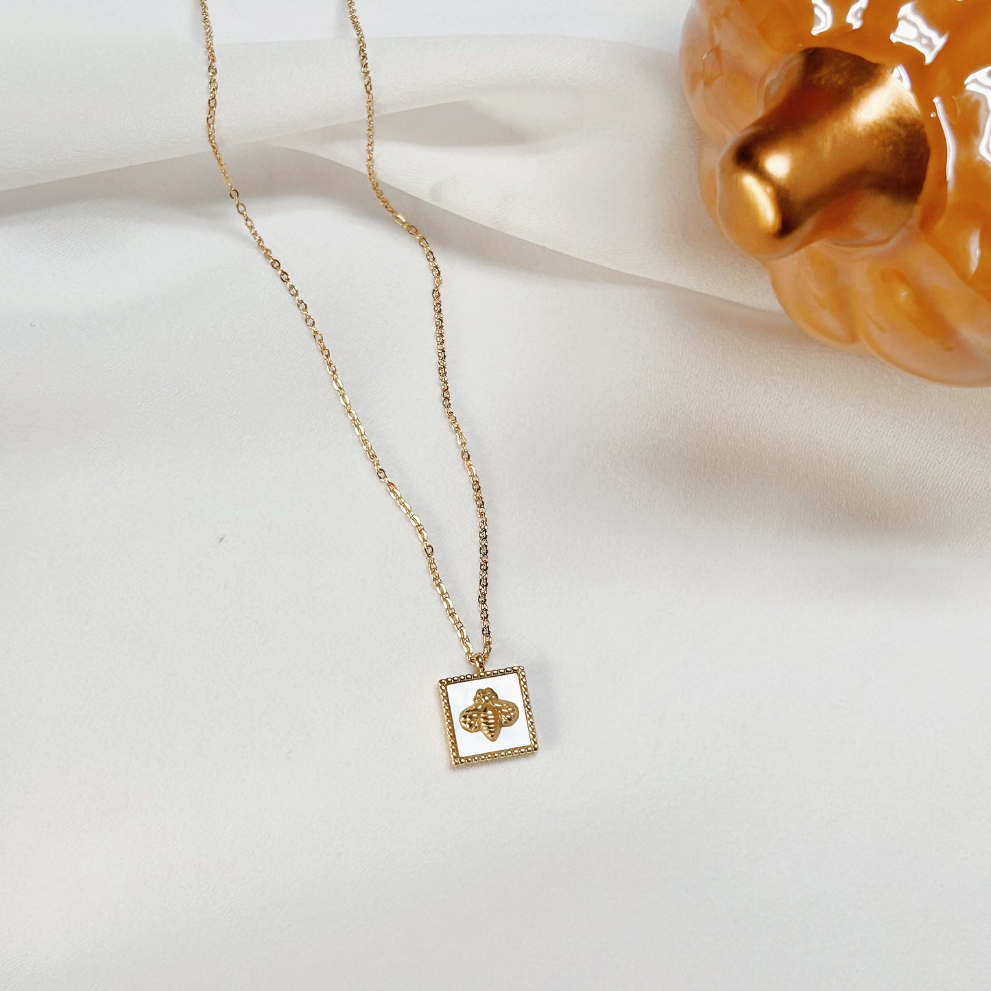Collar HoneyBee | Dije de abeja en acero inoxidable dorado