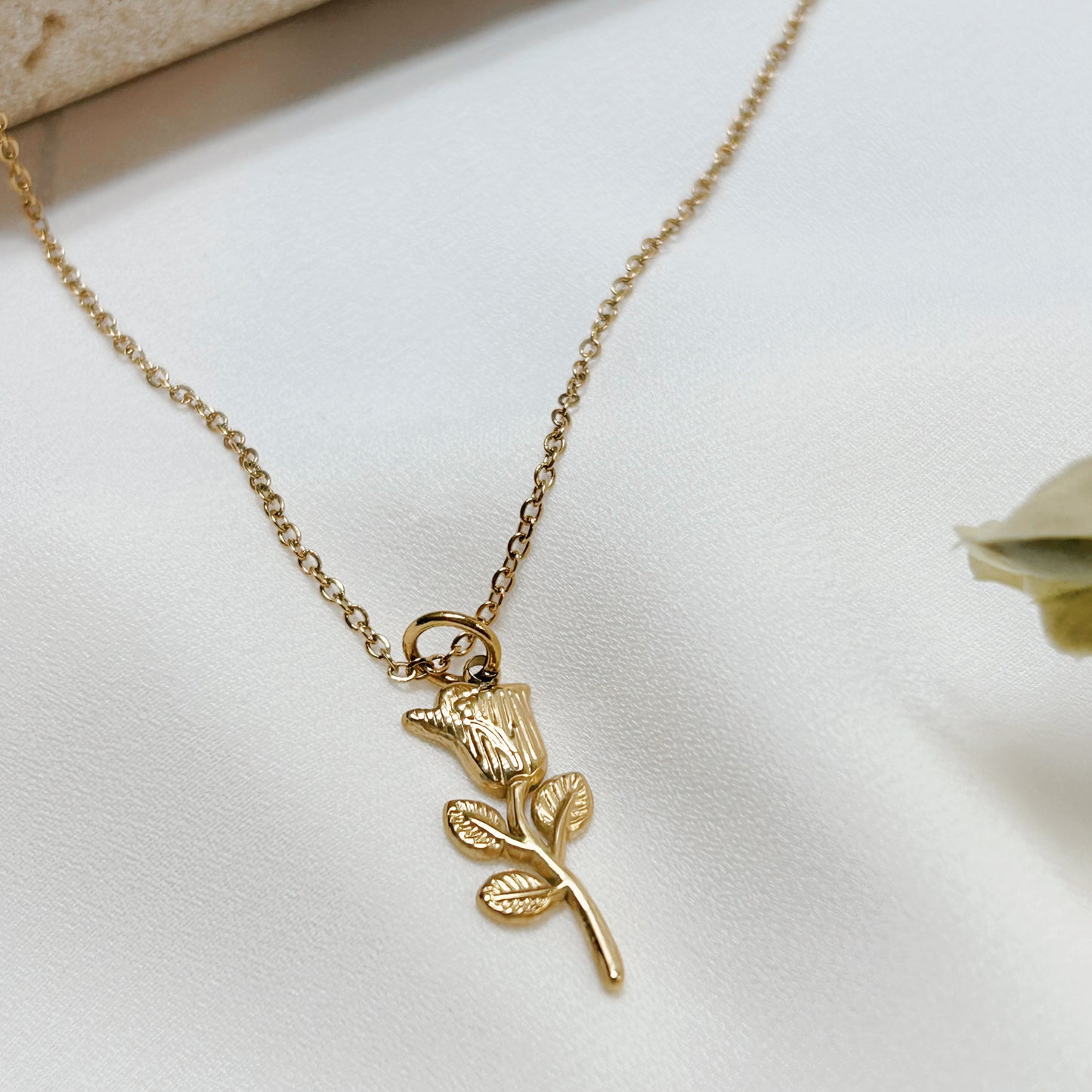 Golden Rose Necklace | Collar Rosa Dorada en Acero Inoxidable