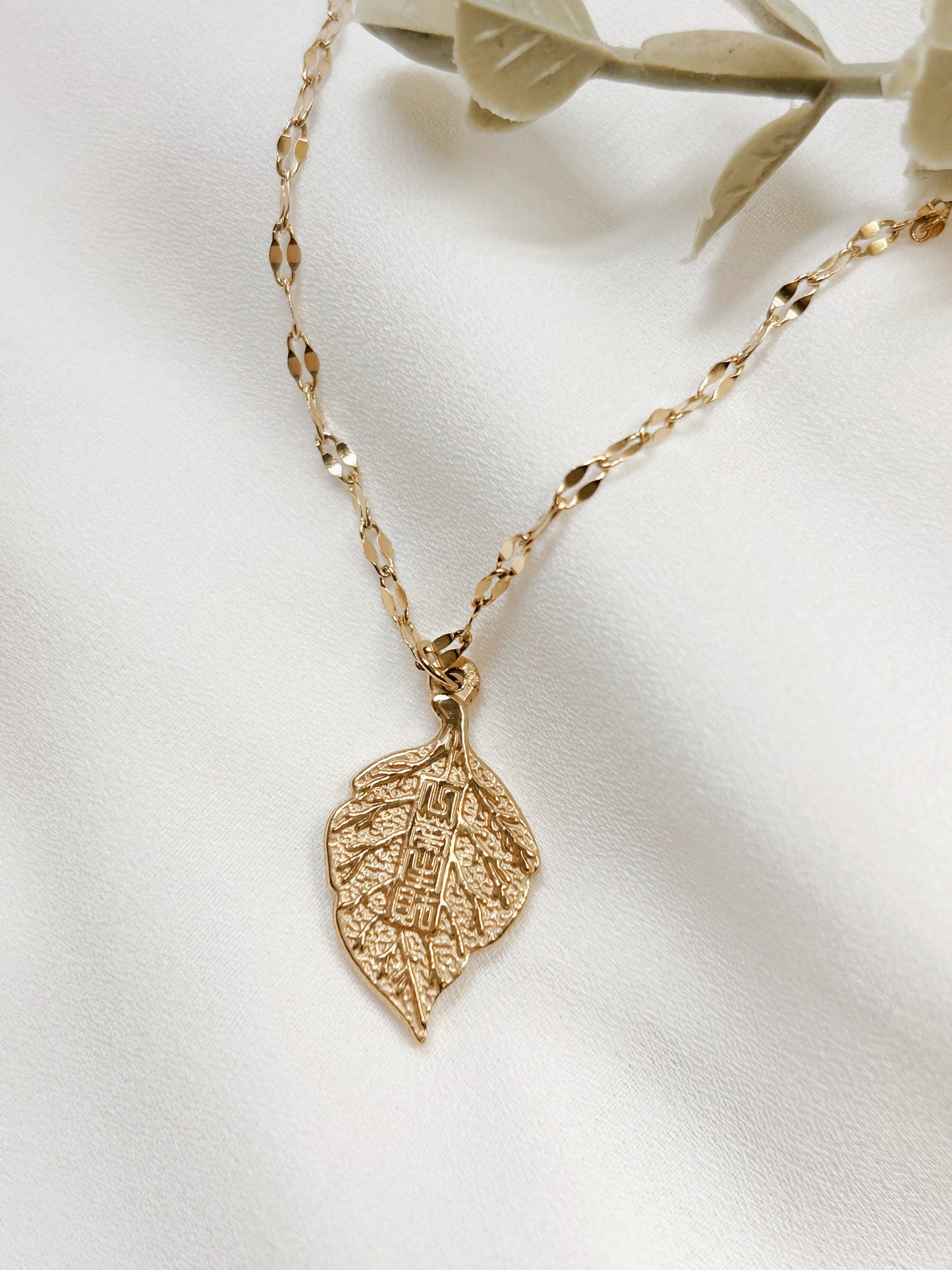 Golden Leaf Necklace | Collar Hoja Dorada