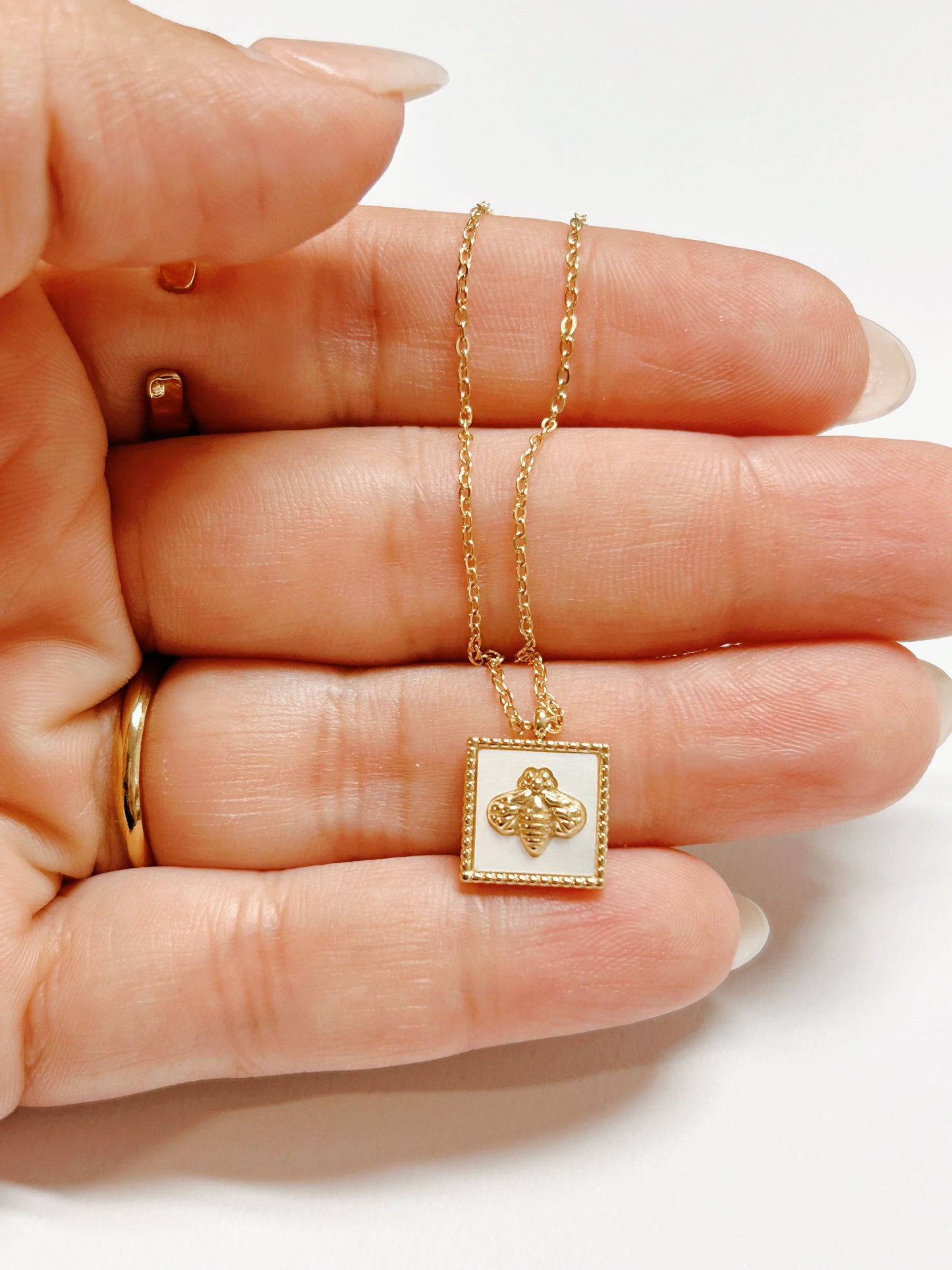 Collar HoneyBee | Dije de abeja en acero inoxidable dorado