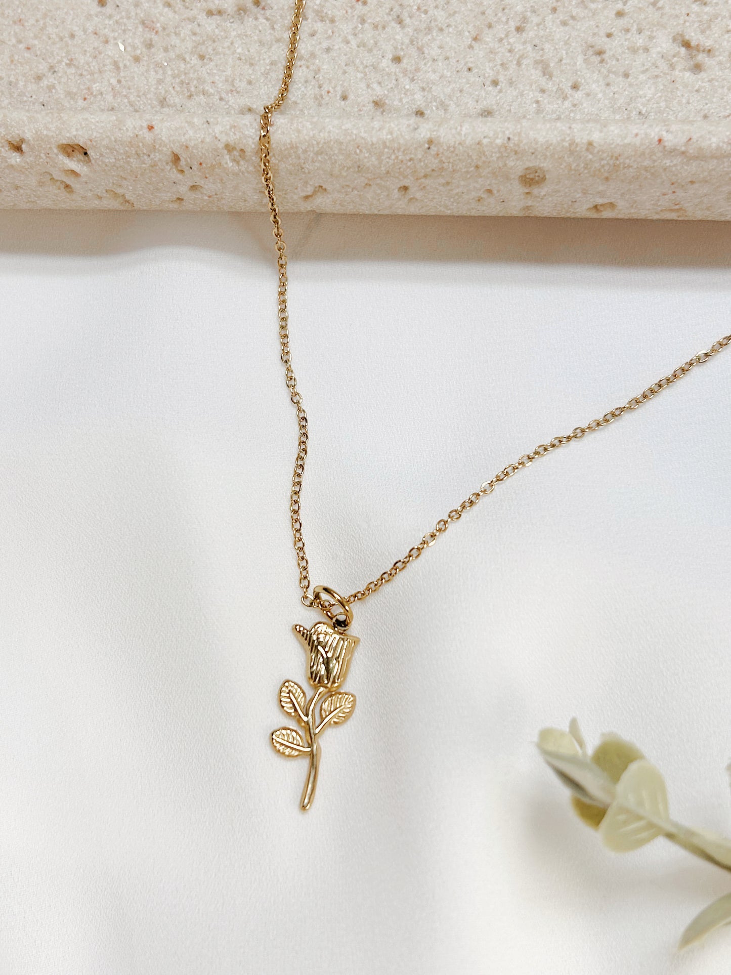 Golden Rose Necklace | Collar Rosa Dorada en Acero Inoxidable