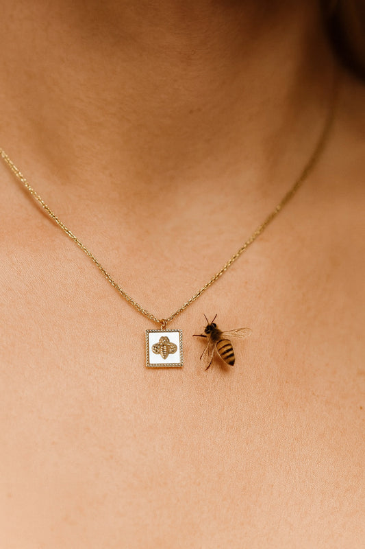 Collar HoneyBee | Dije de abeja en acero inoxidable dorado