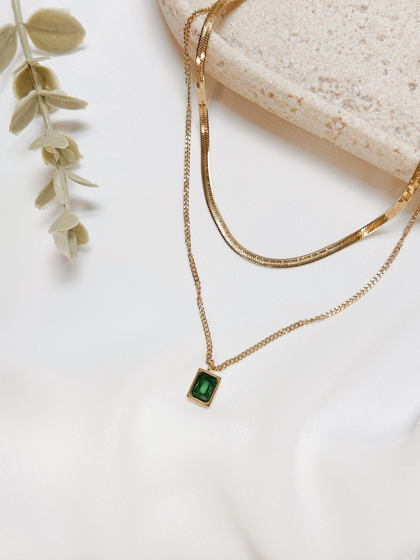 Emerald Glow Layered Necklace | Collar en Capas con Brillo Esmeralda
