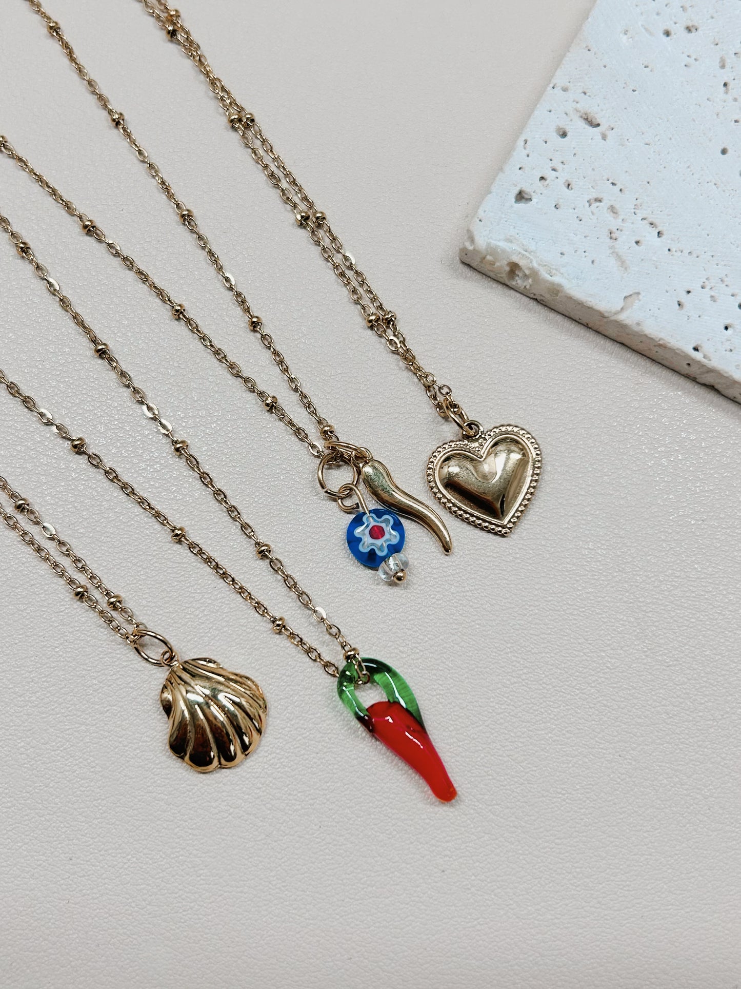 Cadena Red Chili Crystal Charm