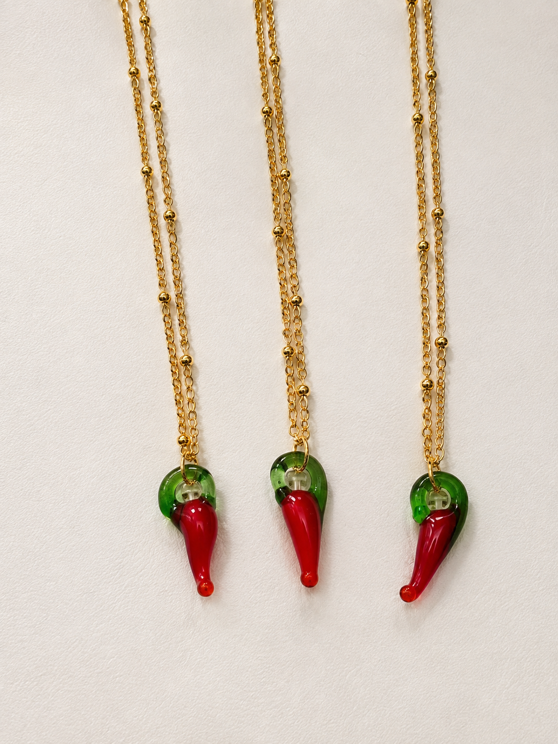 Cadena Red Chili Crystal Charm